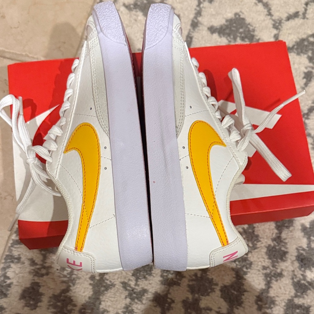 Nike Blazer low 77 White Sneakers with Yellow Swoosh 4.5 kids or 6.5 women’s - Picture 3 of 6